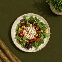 Mozzarella va qovoq urug'i bilan arugula